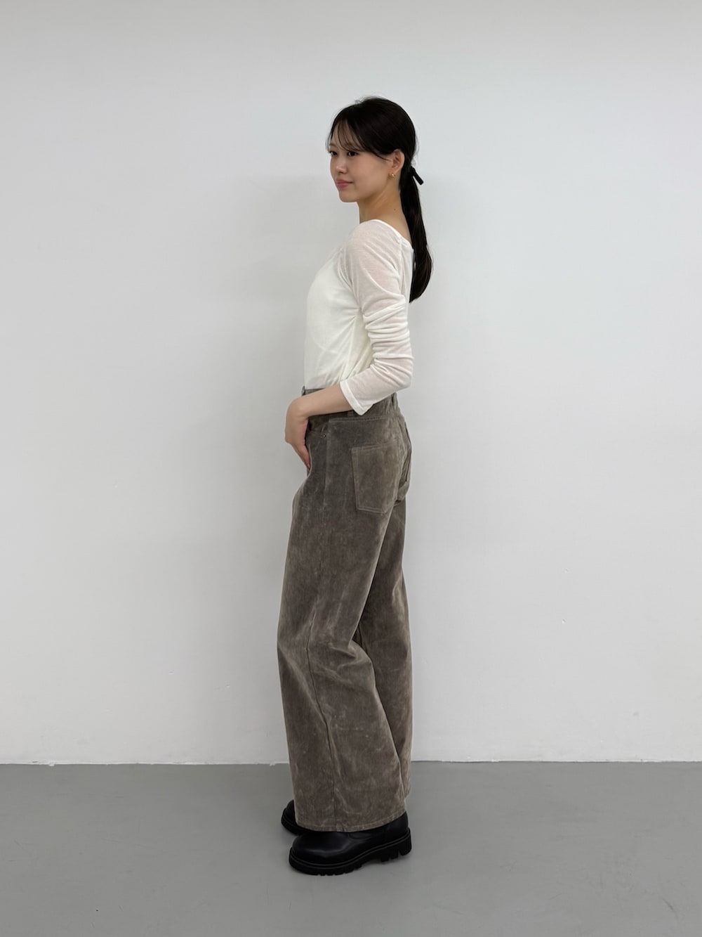 ベージュ系のその他パンツ、ベージュ系のその他パンツ、ホワイト系のTシャツ/カットソーを着用したレディースの夏コーディネートの2枚目の写真