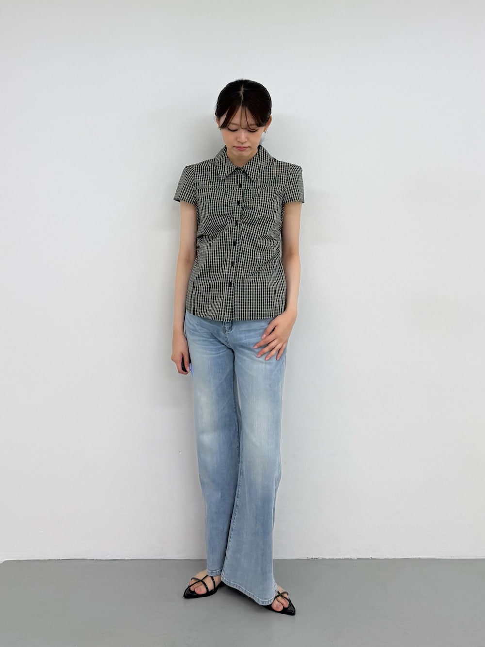ブラック系のシャツ/ブラウス、ブルー系のデニムパンツ、ブルー系のデニムパンツを着用したレディースの夏コーディネートの3枚目の写真