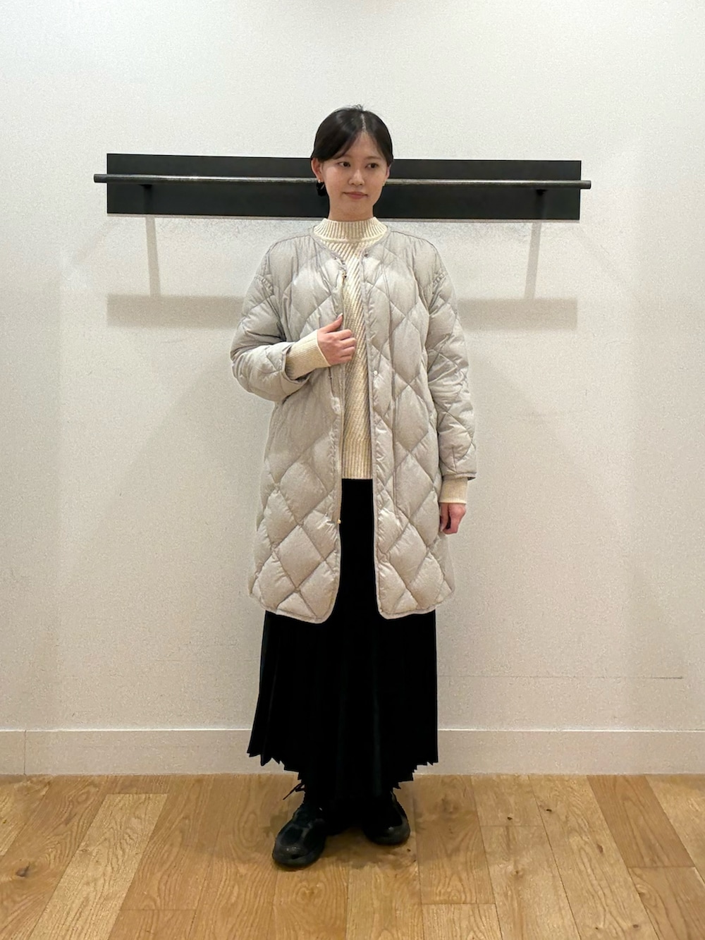 ベージュ系のニット/セーター、ベージュ系のニット/セーター、グレー系のダウンジャケット/コートを着用したレディースの冬コーディネートの3枚目の写真