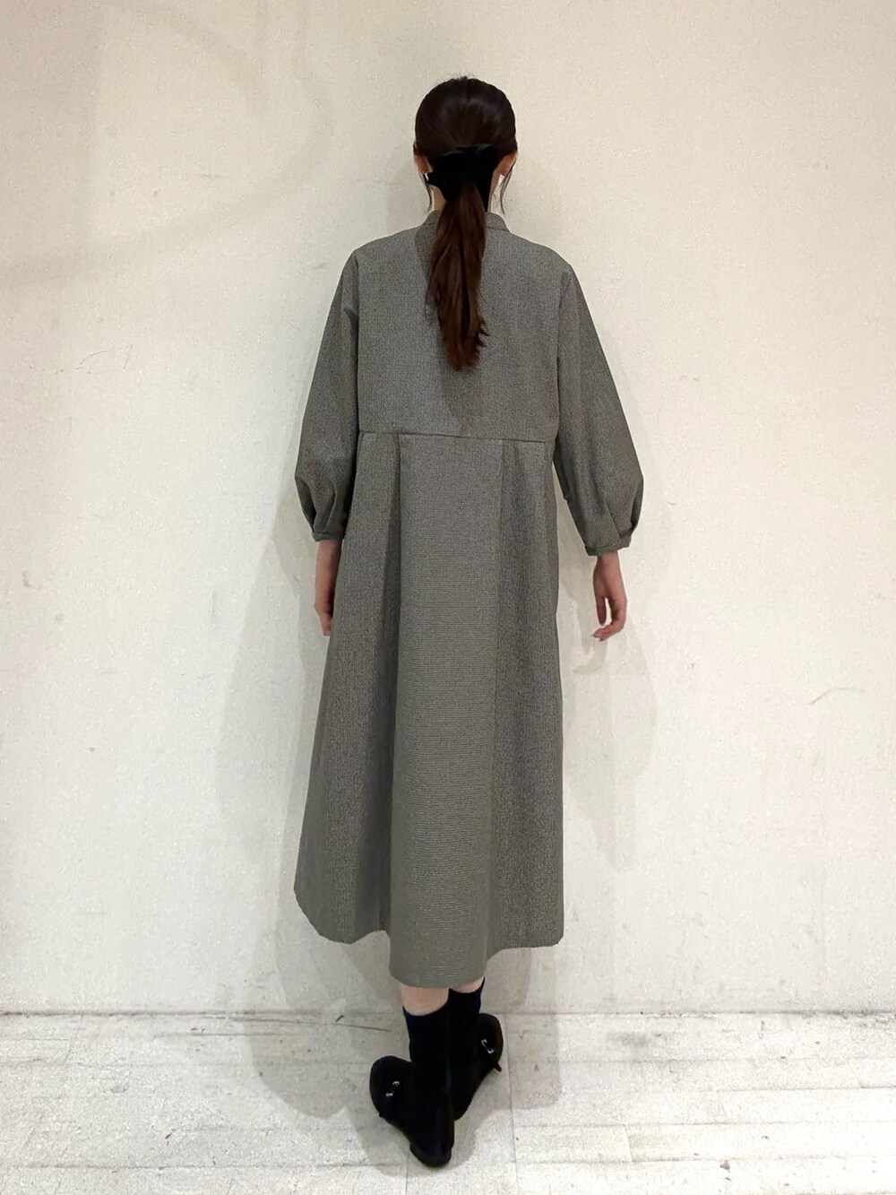 グレー系のワンピース、ブラック系のパンプス、ブラック系のパンプスを着用したレディースの秋コーディネートの5枚目の写真