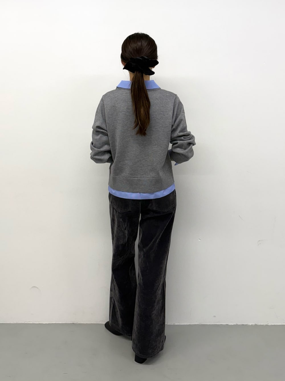 グレー系のカーディガン/ボレロ、グレー系のカーディガン/ボレロ、グレー系のその他パンツを着用したレディースの秋コーディネートの2枚目の写真
