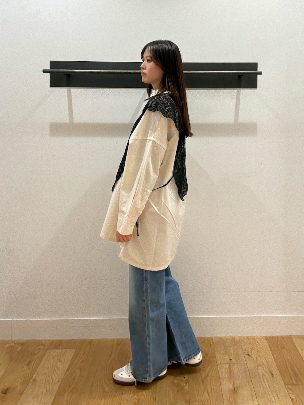 ホワイト系のシャツ/ブラウス、ホワイト系のシャツ/ブラウス、ブルー系のデニムパンツを着用したレディースの冬コーディネートの2枚目の写真