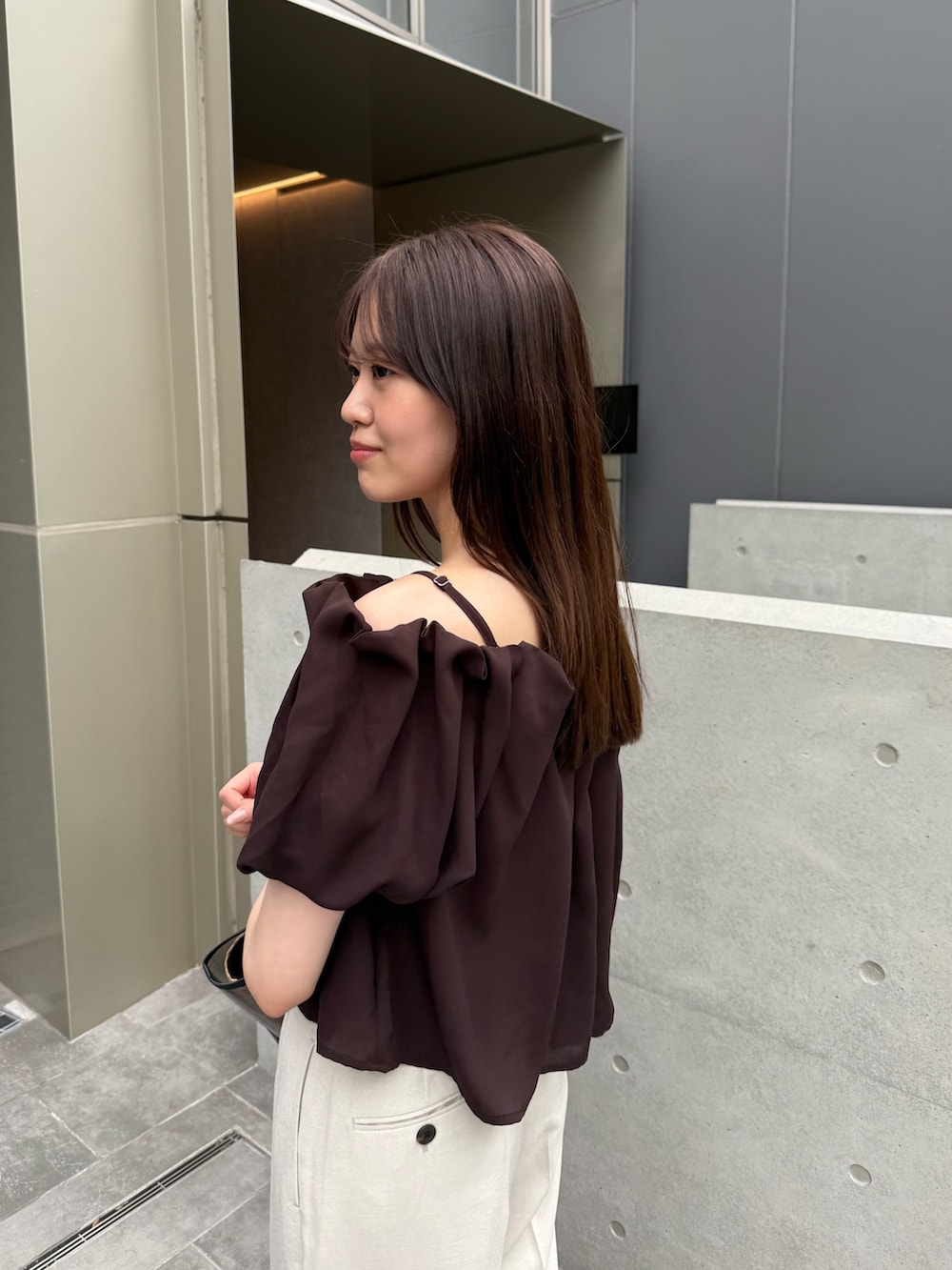 ブラウン系のシャツ/ブラウス、ブラウン系のシャツ/ブラウス、ベージュ系のその他パンツを着用したレディースの夏コーディネートの3枚目の写真