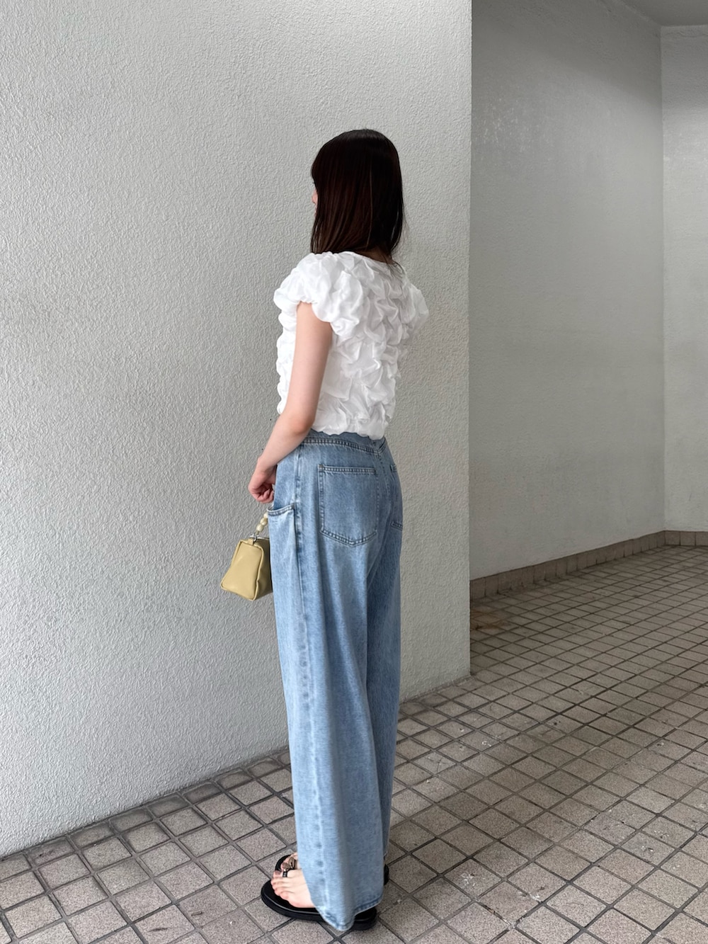 ホワイト系のシャツ/ブラウス、ホワイト系のシャツ/ブラウス、ベージュ系のショルダーバッグを着用したレディースの夏コーディネートの2枚目の写真
