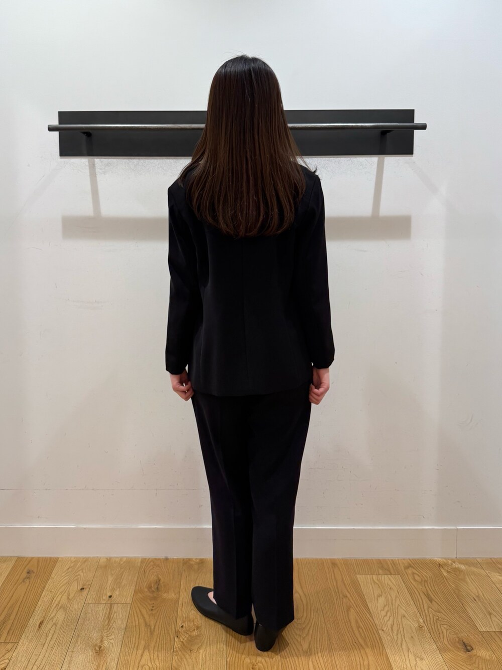 ホワイト系のシャツ/ブラウス、ホワイト系のシャツ/ブラウス、ブラック系のスーツジャケットを着用したレディースの冬コーディネートの3枚目の写真