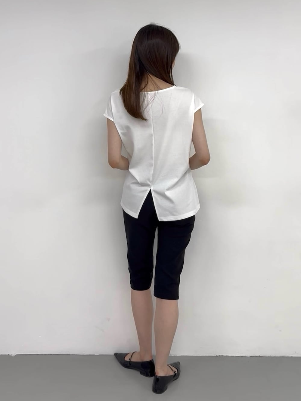 ブラック系のその他パンツ、ブラック系のその他パンツ、ホワイト系のTシャツ/カットソーを着用したレディースの夏コーディネートの3枚目の写真