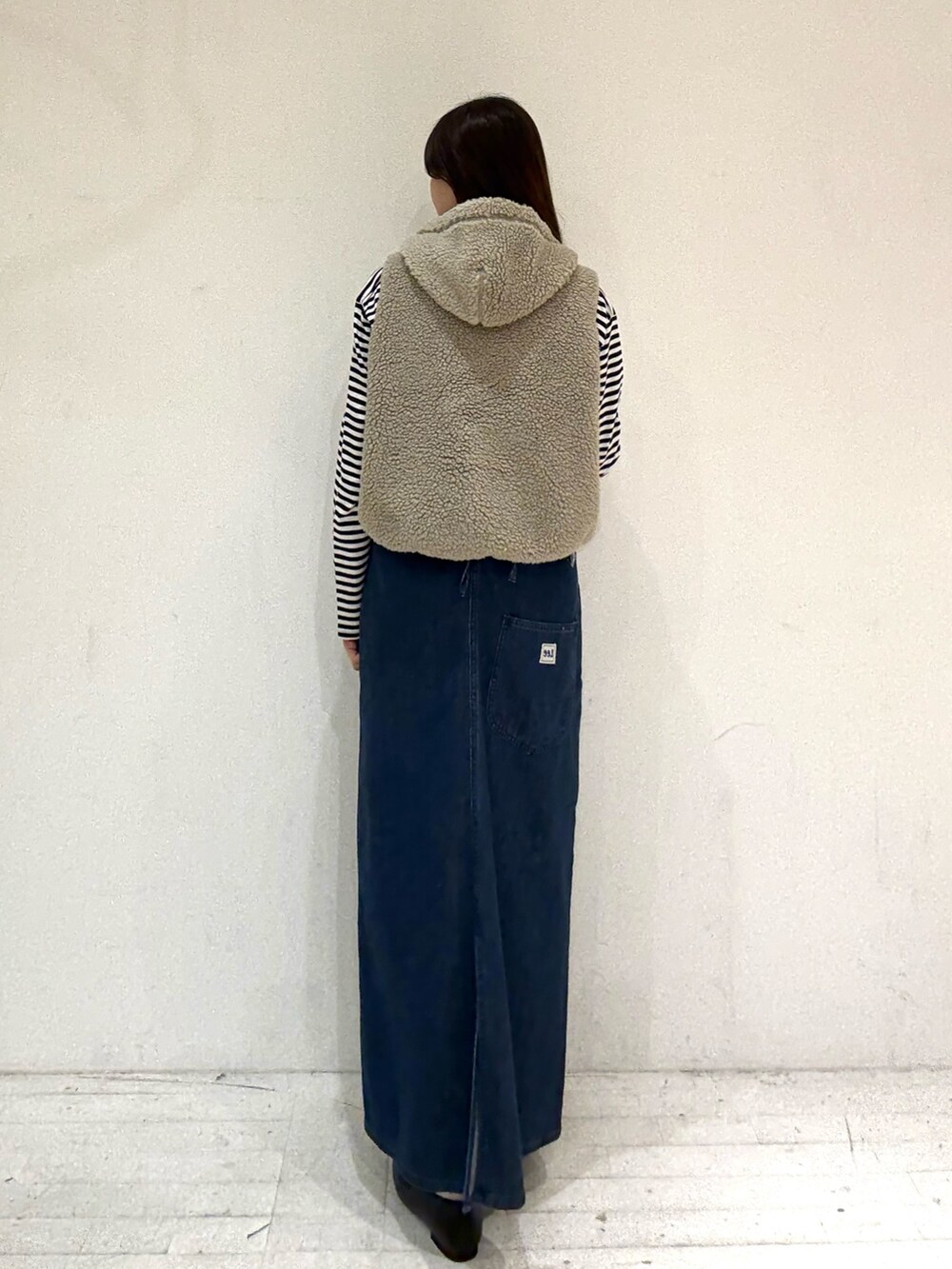 ホワイト系のTシャツ/カットソー、ホワイト系のTシャツ/カットソー、ブルー系のワンピースを着用したレディースの秋コーディネートの3枚目の写真