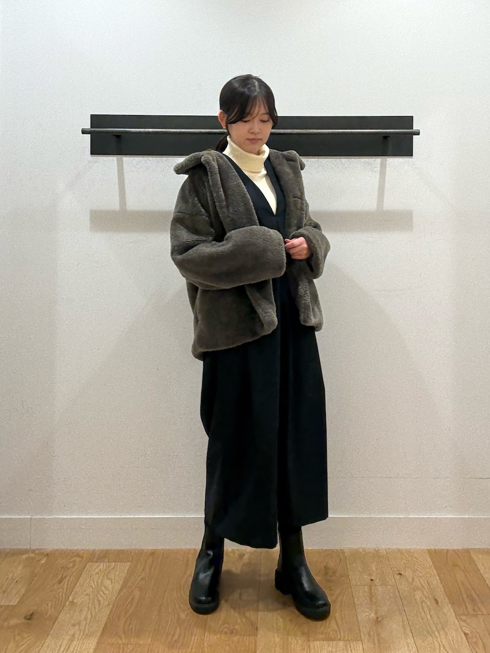 ブルー系のワンピース、ブルー系のワンピース、ホワイト系のニット/セーターを着用したレディースの冬コーディネートの2枚目の写真