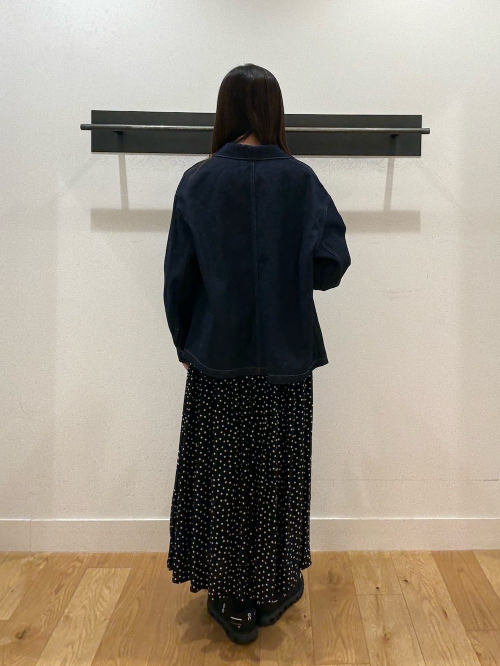 ブルー系のカバーオール、ホワイト系のシャツ/ブラウス、ブラック系のスカートを着用したレディースの春コーディネートの2枚目の写真