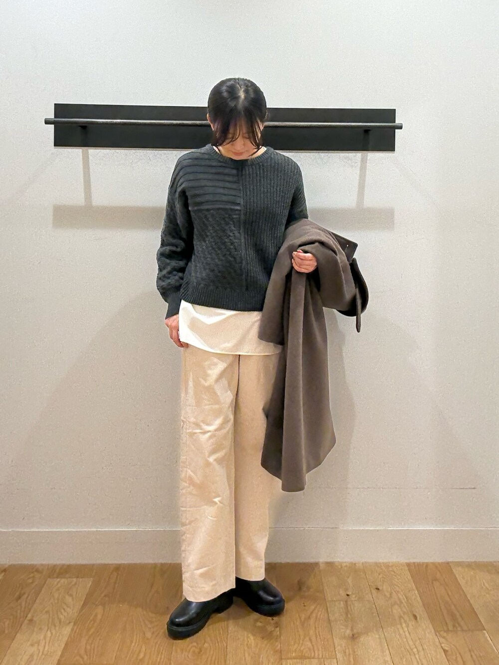 ブラウン系のその他アウター、グレー系のニット/セーター、グレー系のニット/セーターを着用したレディースの冬コーディネートの4枚目の写真