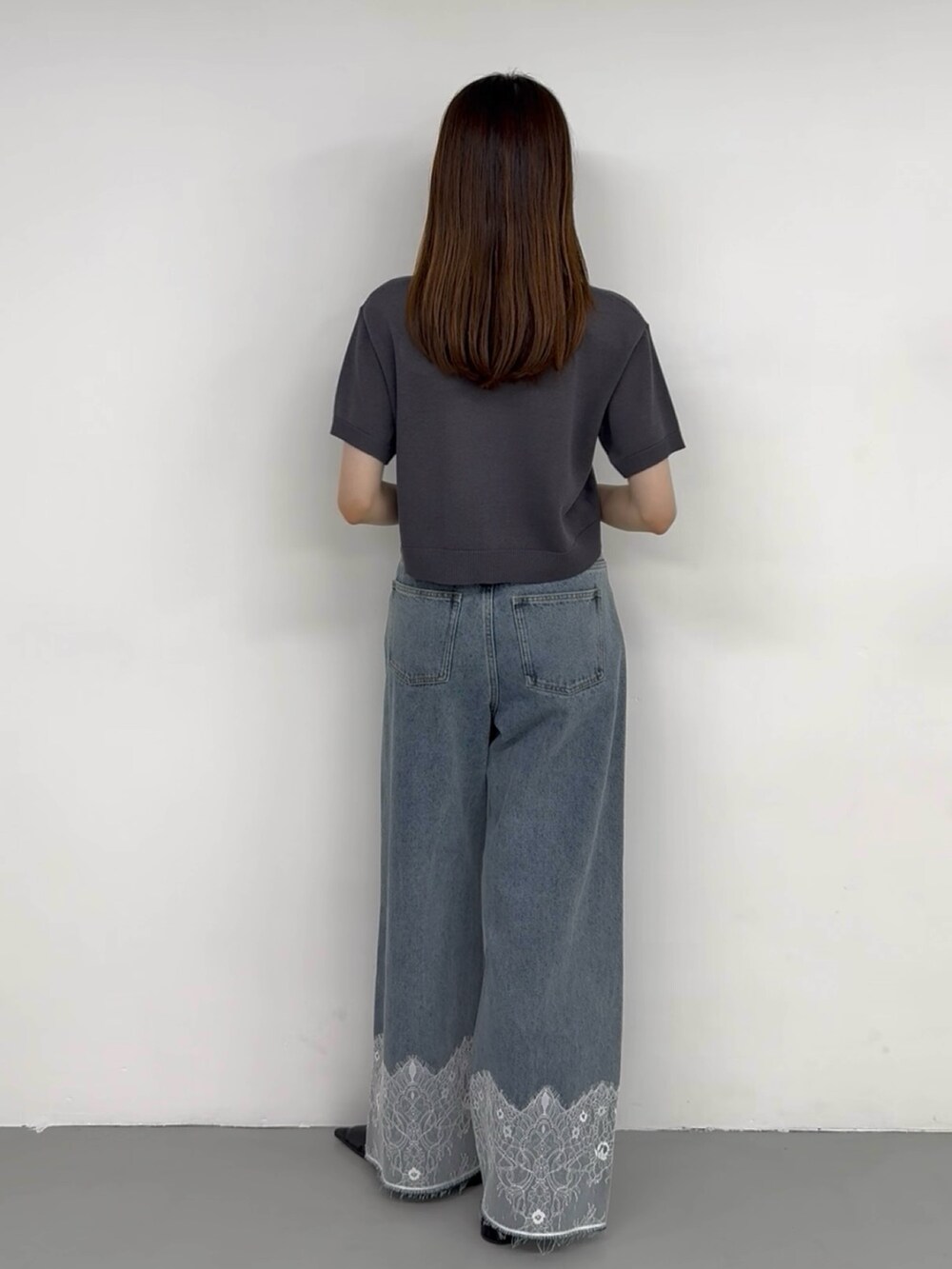 ブルー系のデニムパンツ、グレー系のニット/セーターを着用したレディースの夏コーディネートの3枚目の写真