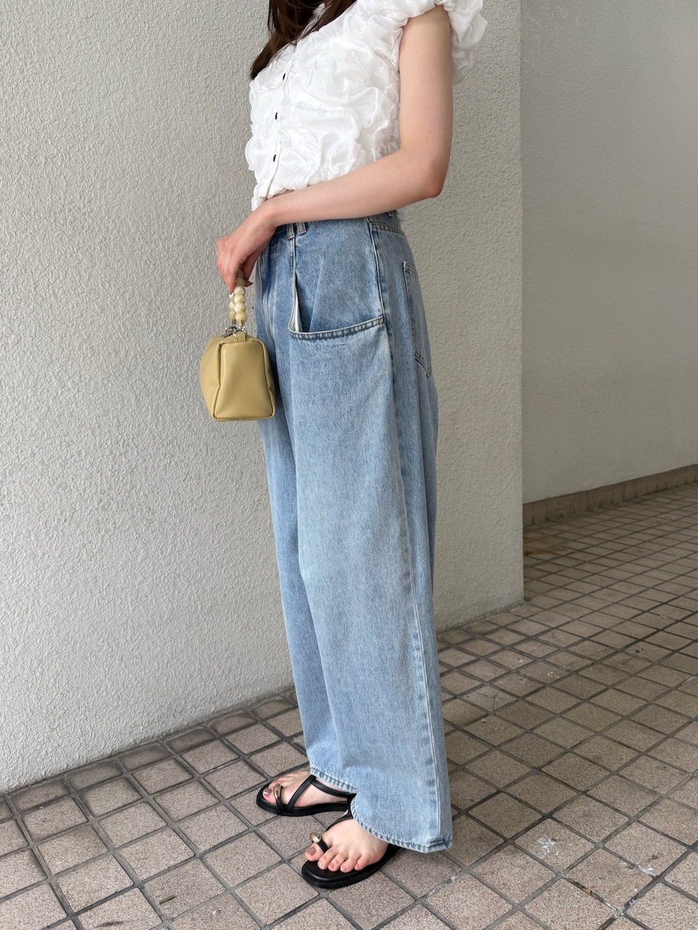 ホワイト系のシャツ/ブラウス、ホワイト系のシャツ/ブラウス、ベージュ系のショルダーバッグを着用したレディースの夏コーディネートの8枚目の写真