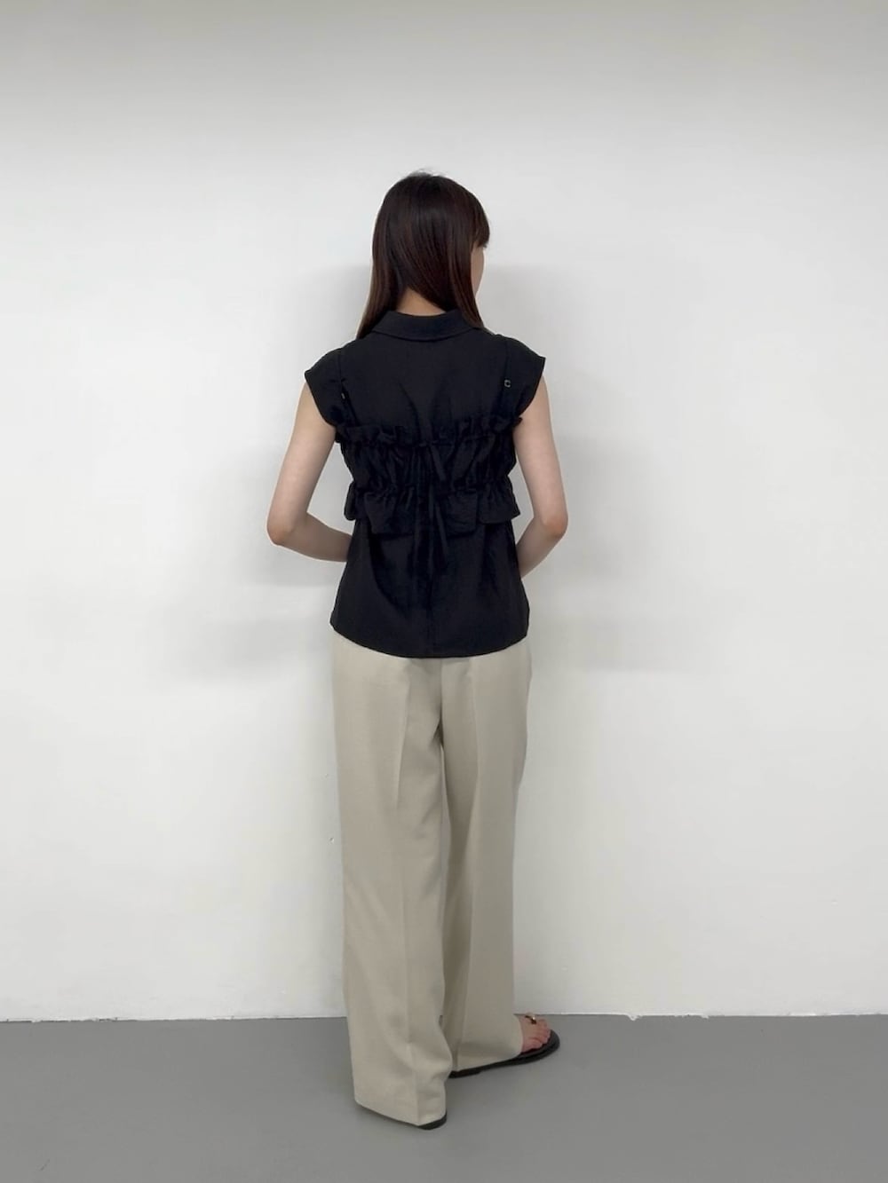 ベージュ系のその他パンツ、ベージュ系のその他パンツ、ブラック系のシャツ/ブラウスを着用したレディースの夏コーディネートの2枚目の写真