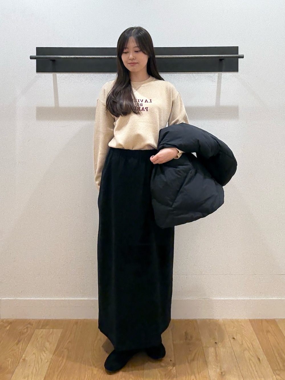 ベージュ系のニット/セーター、ベージュ系のニット/セーター、ブラック系のダウンジャケット/コートを着用したレディースの冬コーディネートの2枚目の写真