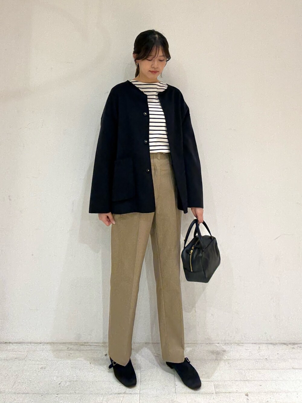 ブラック系のTシャツ/カットソー、その他のTシャツ/カットソー、ブルー系のその他アウターを着用したレディースの秋コーディネートの5枚目の写真