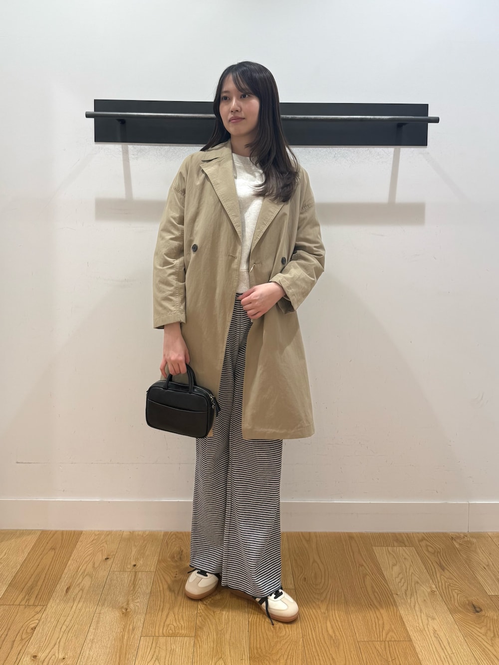 ベージュ系のスウェット、ベージュ系のスウェット、ベージュ系のその他アウターを着用したレディースの春コーディネートの4枚目の写真