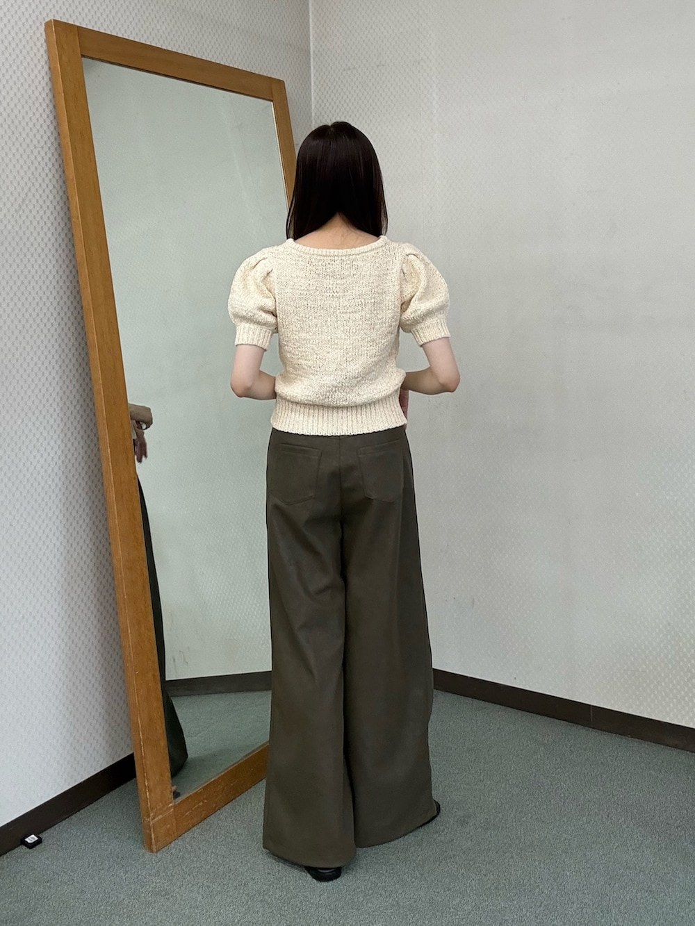 ホワイト系のニット/セーター、グリーン系のその他パンツ、グリーン系のその他パンツを着用したレディースの夏コーディネートの3枚目の写真