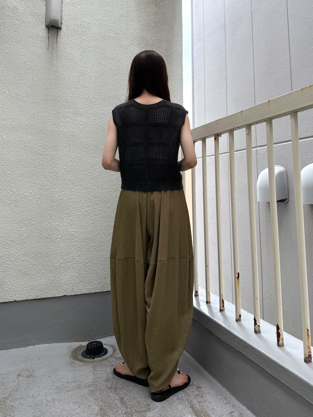 ブラック系のサンダル、ブラック系のサンダル、グリーン系のその他パンツを着用したレディースの夏コーディネートの3枚目の写真