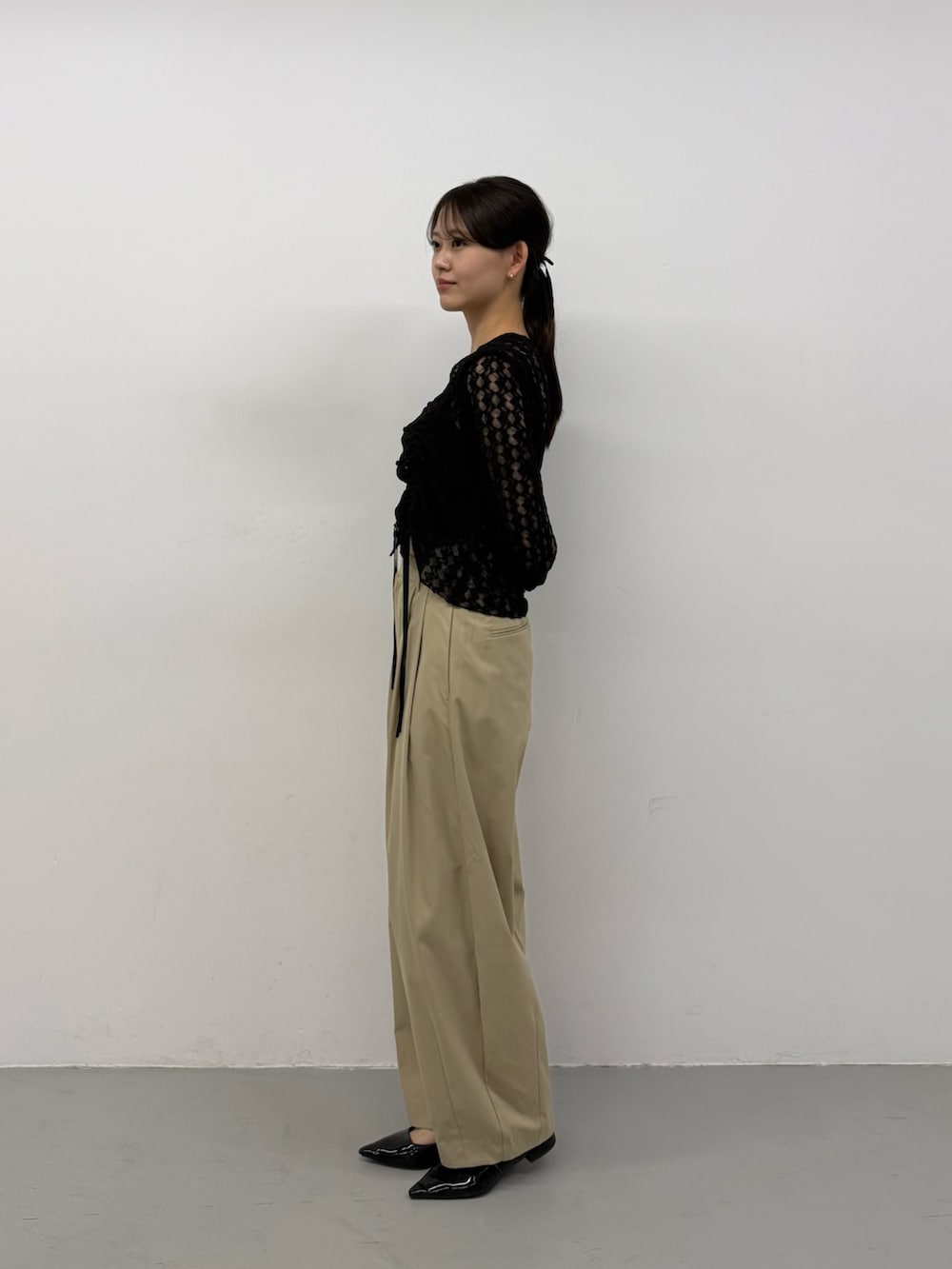 ブラック系のカーディガン/ボレロ、ベージュ系のその他パンツ、ベージュ系のその他パンツを着用したレディースの夏コーディネートの3枚目の写真