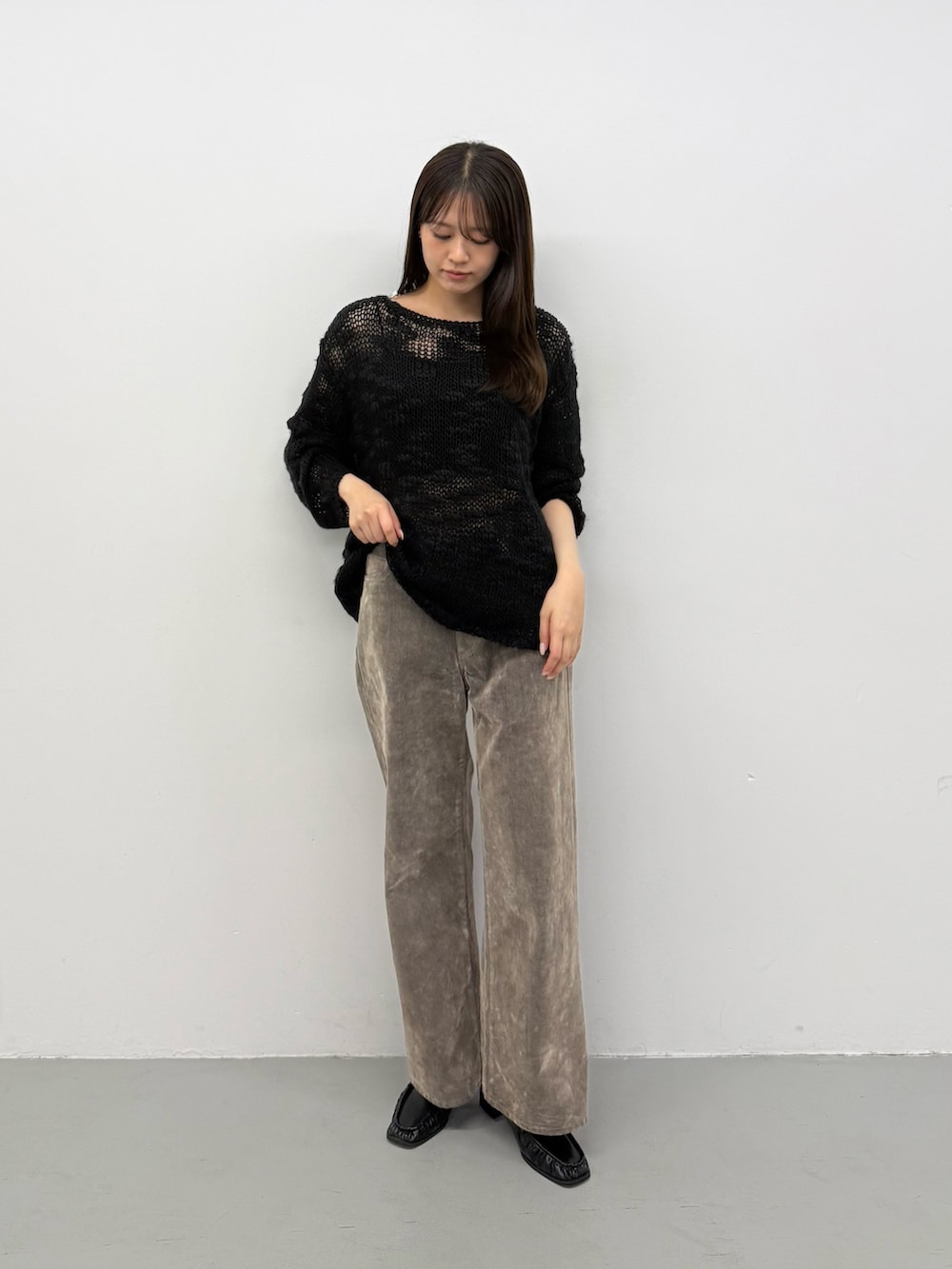ブラック系のニット/セーター、ブラック系のニット/セーター、ベージュ系のその他パンツを着用したレディースの秋コーディネートの3枚目の写真