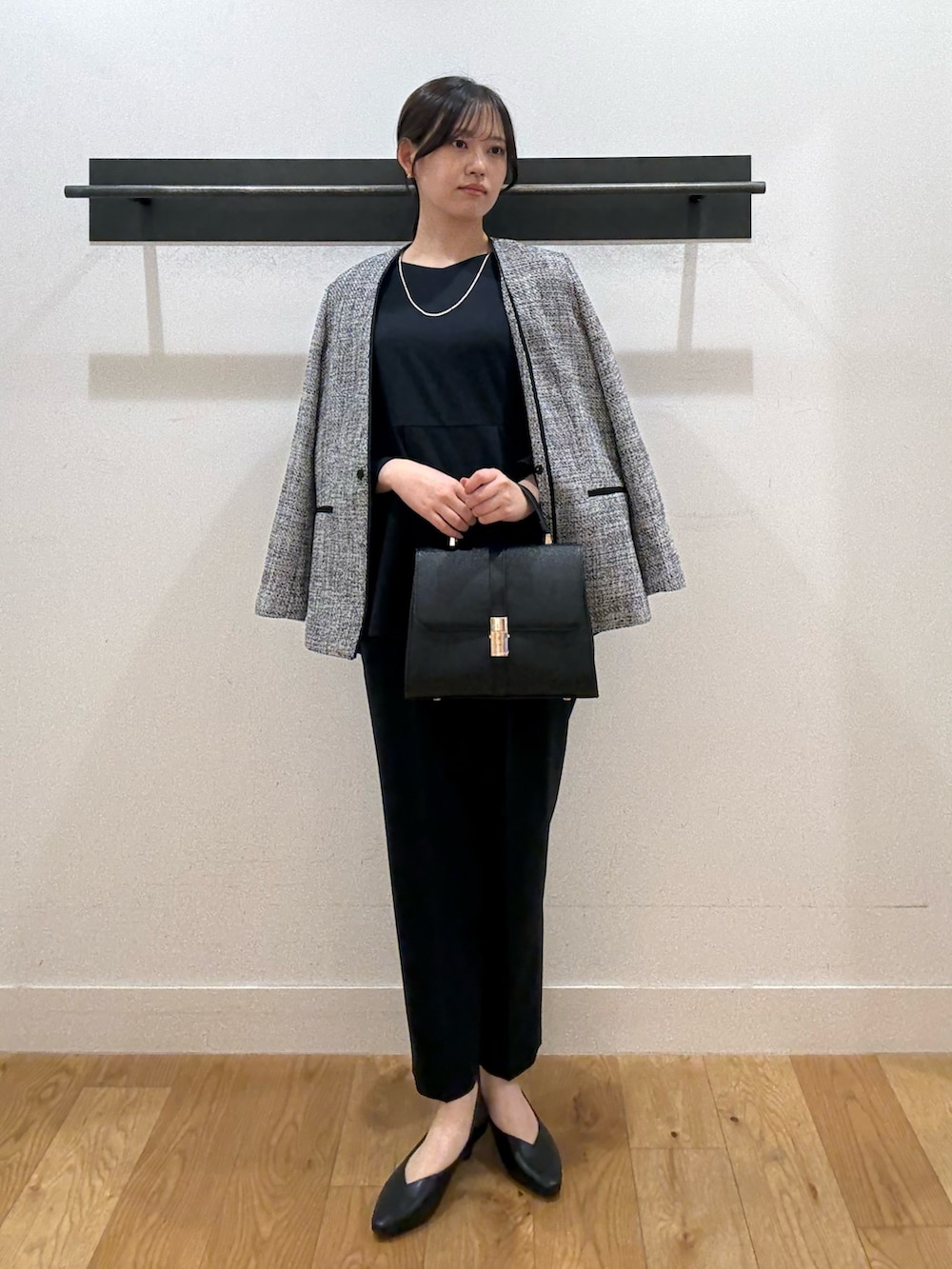 ブラック系のスーツジャケット、ブラック系のスーツジャケット、ブラック系のセットアップを着用したレディースの冬コーディネートの4枚目の写真