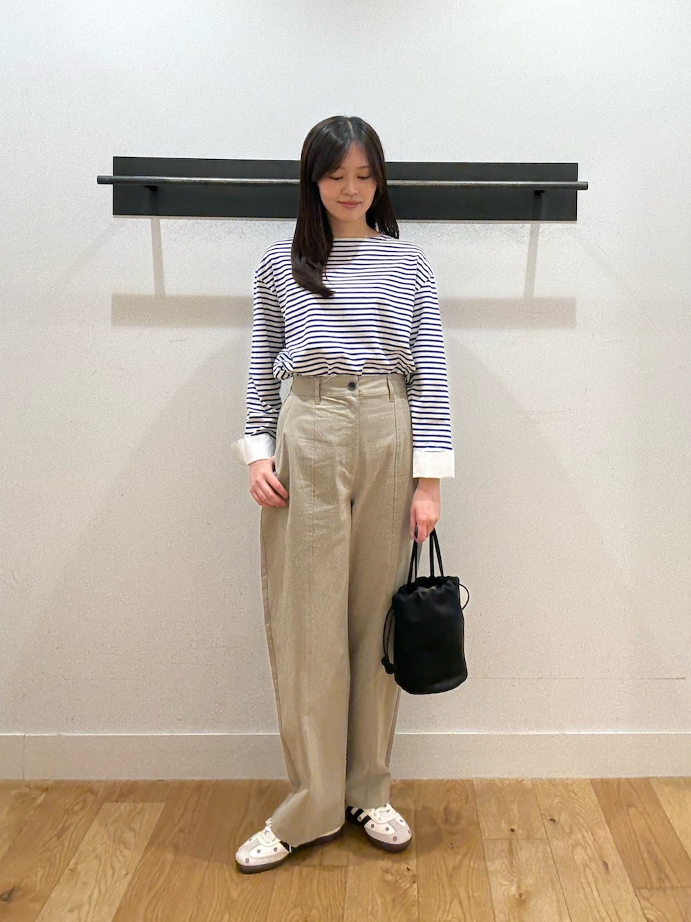 ベージュ系のその他パンツ、ブラック系のショルダーバッグ、ブラック系のショルダーバッグを着用したレディースの春コーディネートの4枚目の写真