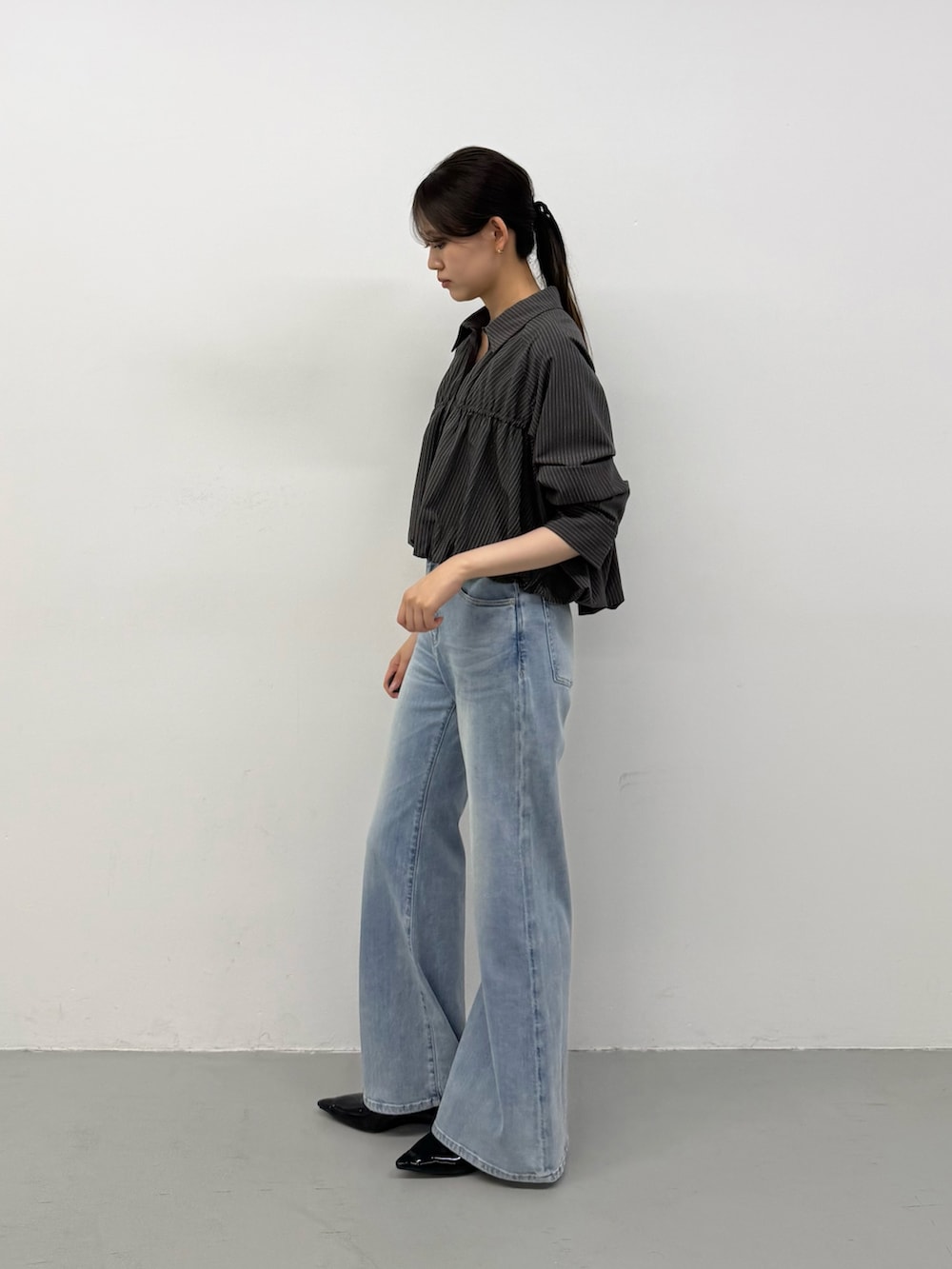 グレー系のシャツ/ブラウス、グレー系のシャツ/ブラウス、ブルー系のデニムパンツを着用したレディースの夏コーディネートの2枚目の写真