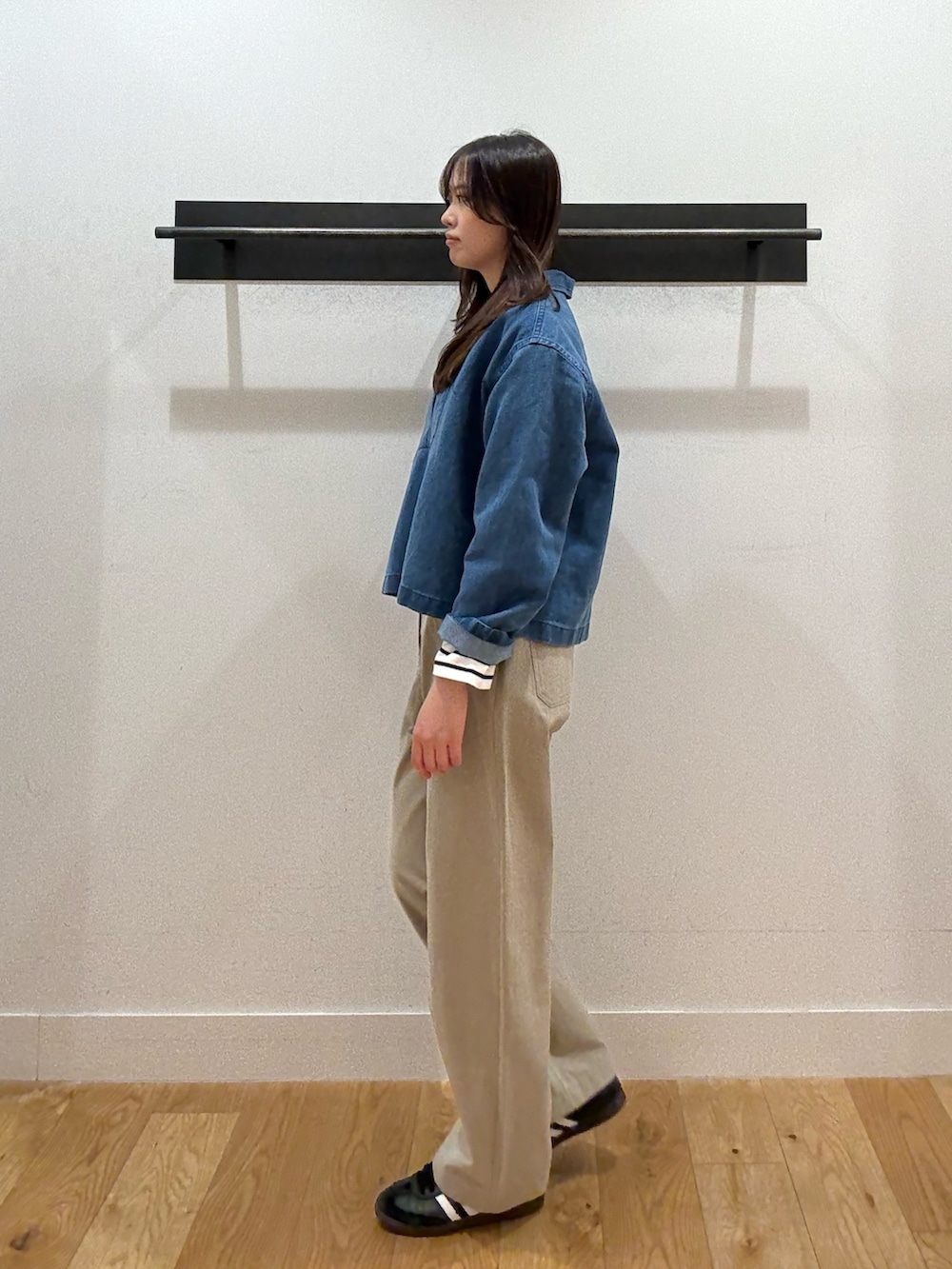 ブラック系のTシャツ/カットソー、ブラック系のTシャツ/カットソー、ブルー系のシャツ/ブラウスを着用したレディースの冬コーディネートの2枚目の写真