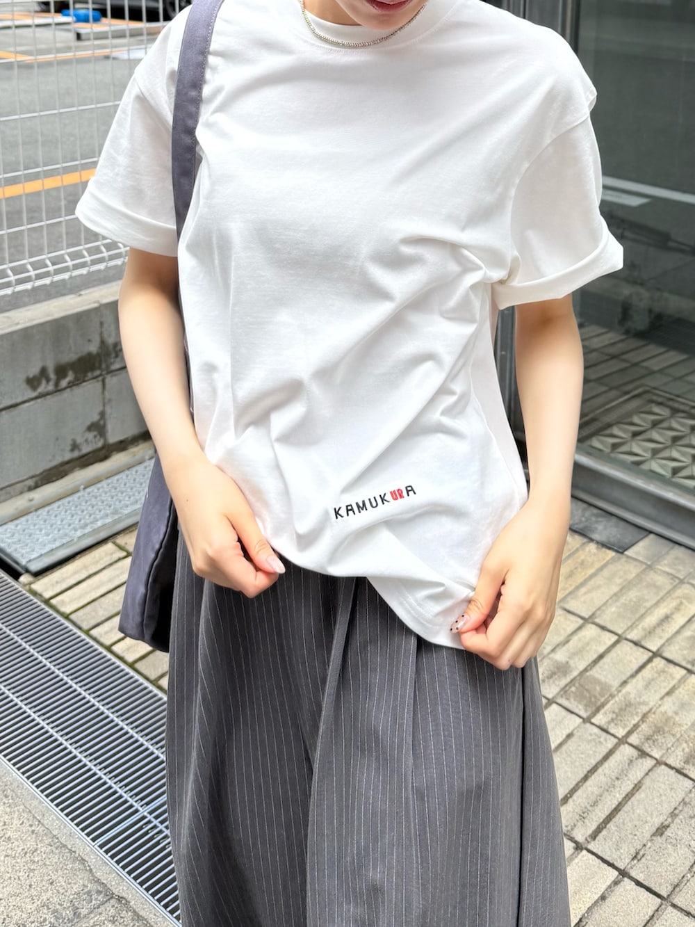 グレー系のその他パンツ、グレー系のその他パンツを着用したレディースの夏コーディネートの5枚目の写真