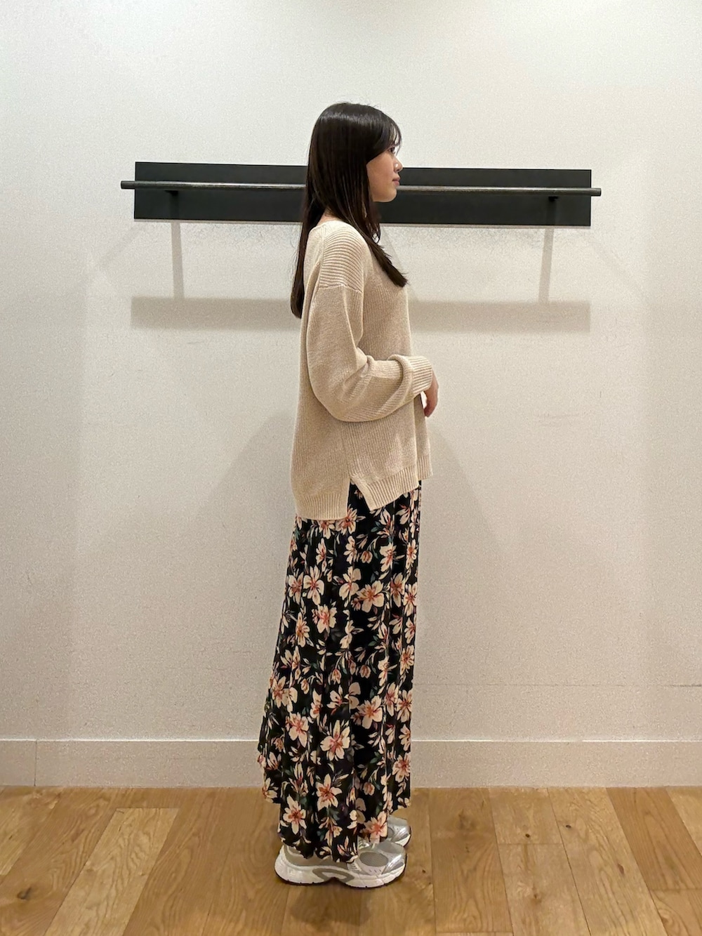 ベージュ系のニット/セーター、ベージュ系のニット/セーター、ブラック系のスカートを着用したレディースの冬コーディネートの2枚目の写真