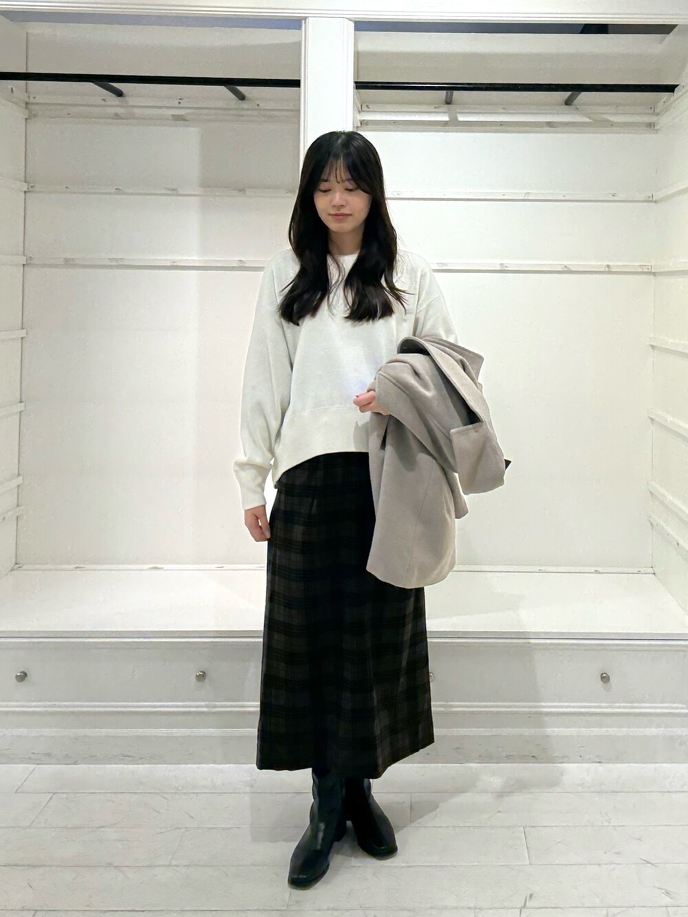 ベージュ系のその他アウター、ベージュ系のその他アウター、ホワイト系のニット/セーターを着用したレディースの秋コーディネートの2枚目の写真