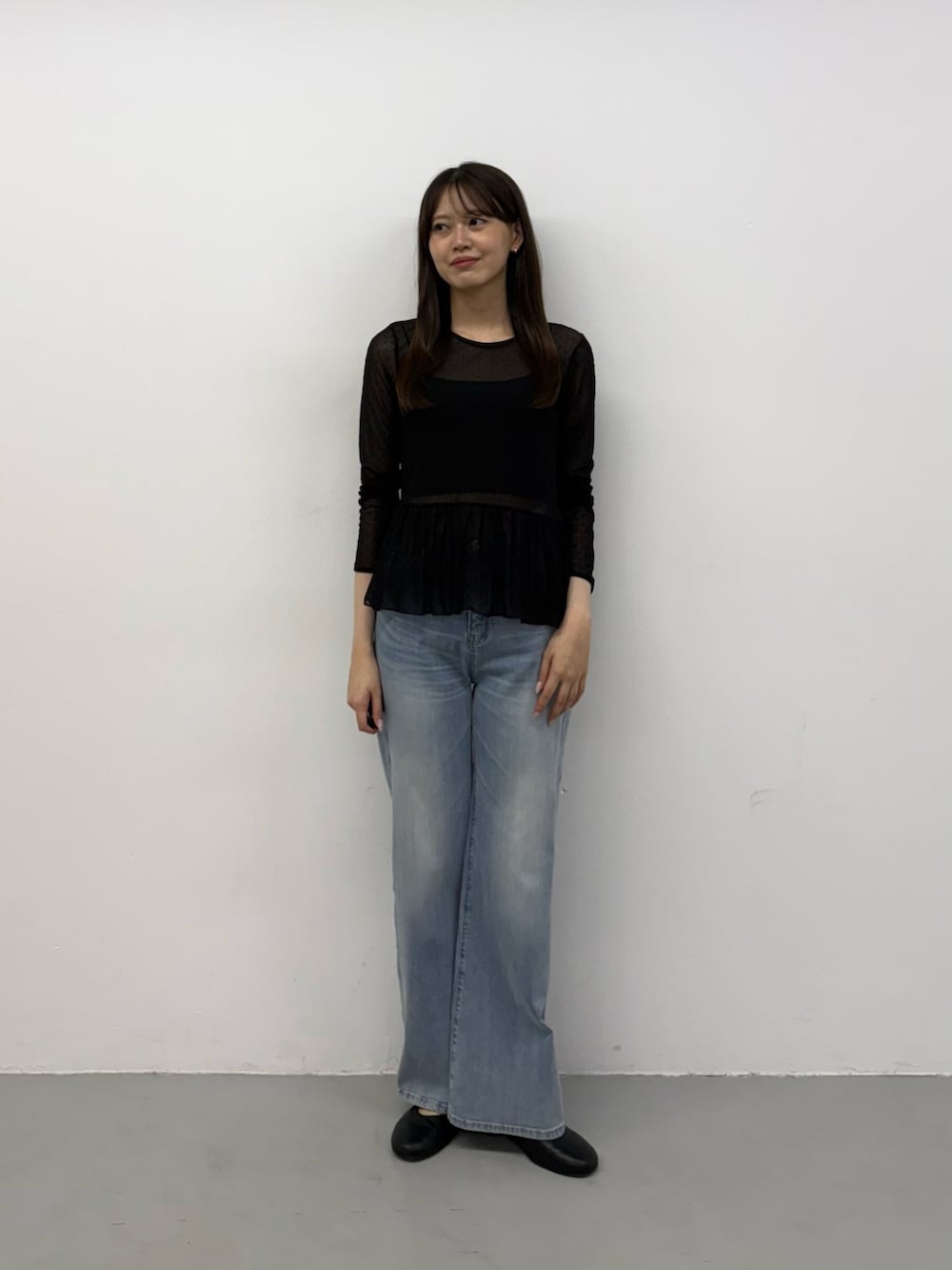 ブラック系のその他トップス、ブルー系のデニムパンツ、ブルー系のデニムパンツを着用したレディースの秋コーディネートの3枚目の写真