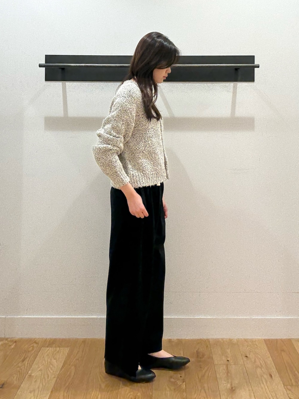 ホワイト系のカーディガン/ボレロ、ホワイト系のカーディガン/ボレロ、ブラック系のその他パンツを着用したレディースの冬コーディネートの2枚目の写真