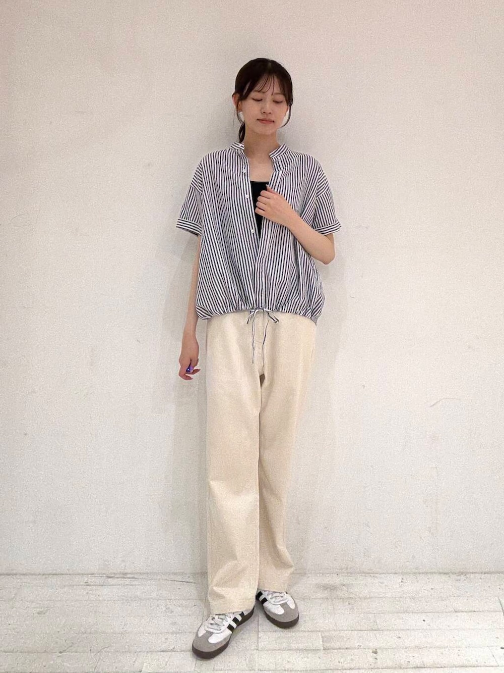 ベージュ系のデニムパンツ、ブルー系のシャツ/ブラウスを着用したレディースの夏コーディネートの2枚目の写真