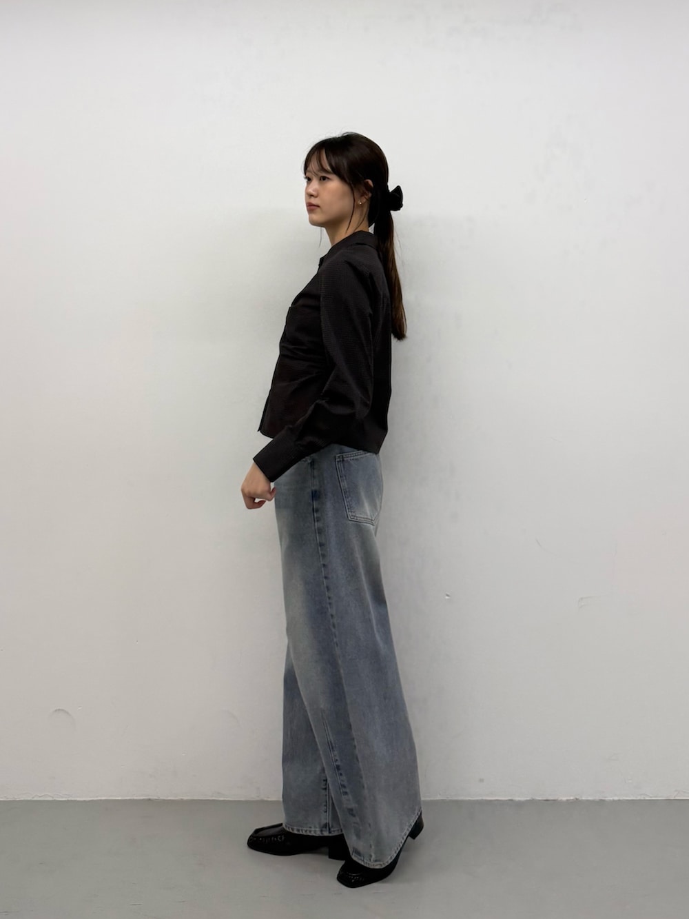 ブラウン系のシャツ/ブラウス、ブラウン系のシャツ/ブラウス、ブルー系のデニムパンツを着用したレディースの秋コーディネートの2枚目の写真