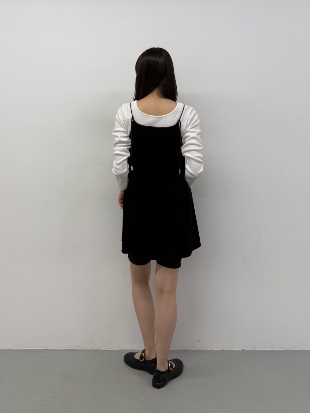 ブラック系のチュニック、ブラック系のチュニック、ブラック系のその他パンツを着用したレディースの秋コーディネートの3枚目の写真