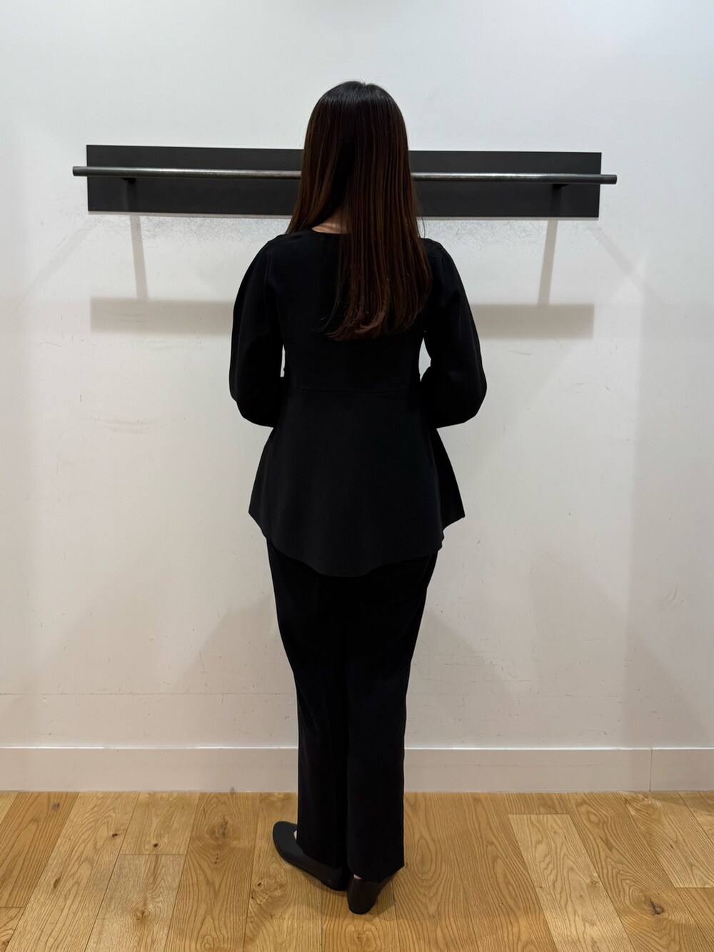 ブラック系のニット/セーター、ブラック系のニット/セーター、ブラック系のその他パンツを着用したレディースの冬コーディネートの4枚目の写真