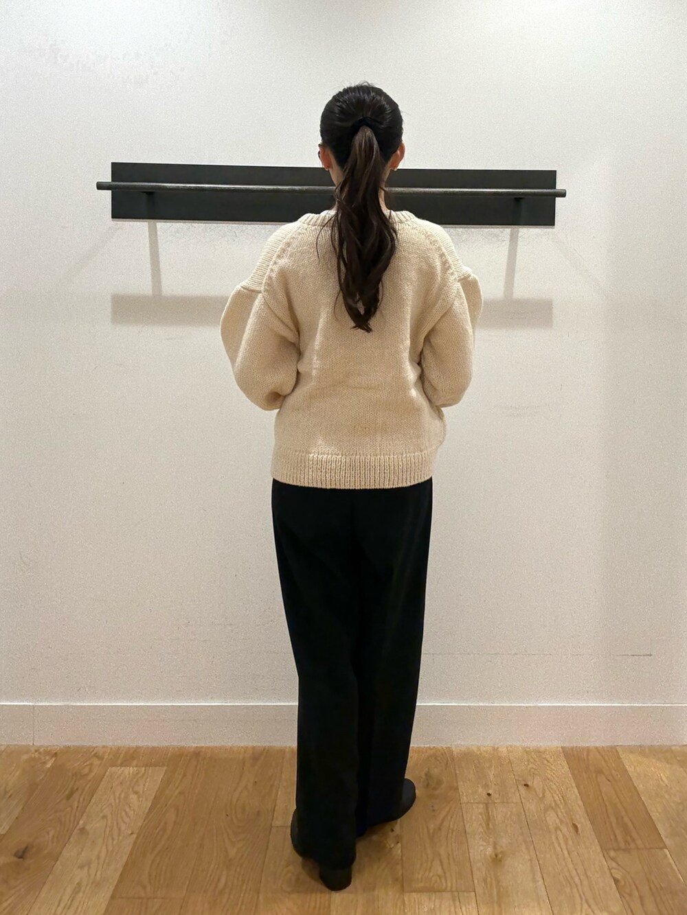 ブラック系のその他パンツ、ブラック系のその他パンツ、ブラック系のブーツを着用したレディースの冬コーディネートの3枚目の写真