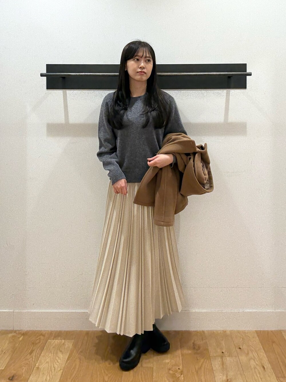 イエロー系のその他アウター、イエロー系のその他アウター、グレー系のニット/セーターを着用したレディースの冬コーディネートの7枚目の写真