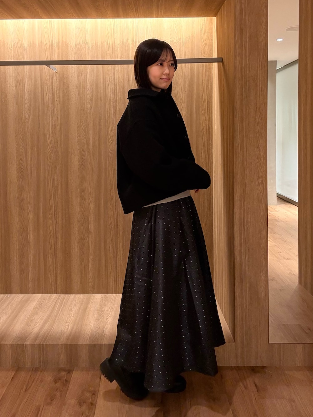 グレー系のニット/セーター、グレー系のニット/セーター、ブラック系のその他アウターを着用したレディースの冬コーディネートの4枚目の写真