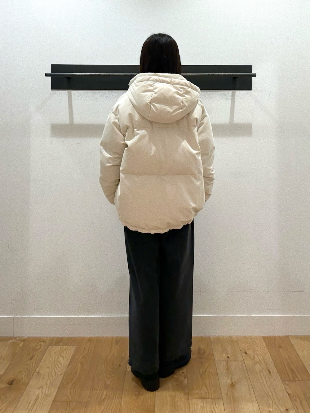 ホワイト系のダウンジャケット/コート、ホワイト系のダウンジャケット/コート、ベージュ系のニット/セーターを着用したレディースの冬コーディネートの3枚目の写真