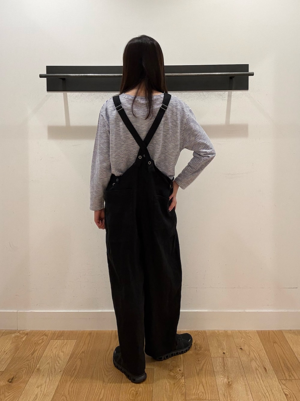 ベージュ系のTシャツ/カットソー、ベージュ系のTシャツ/カットソー、ブラック系のサロペット/オーバーオールを着用したレディースの春コーディネートの2枚目の写真