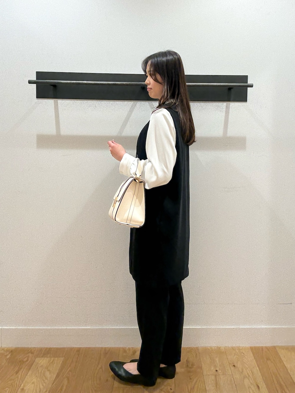 ホワイト系のシャツ/ブラウス、ホワイト系のシャツ/ブラウス、ブラック系のベストを着用したレディースの冬コーディネートの3枚目の写真