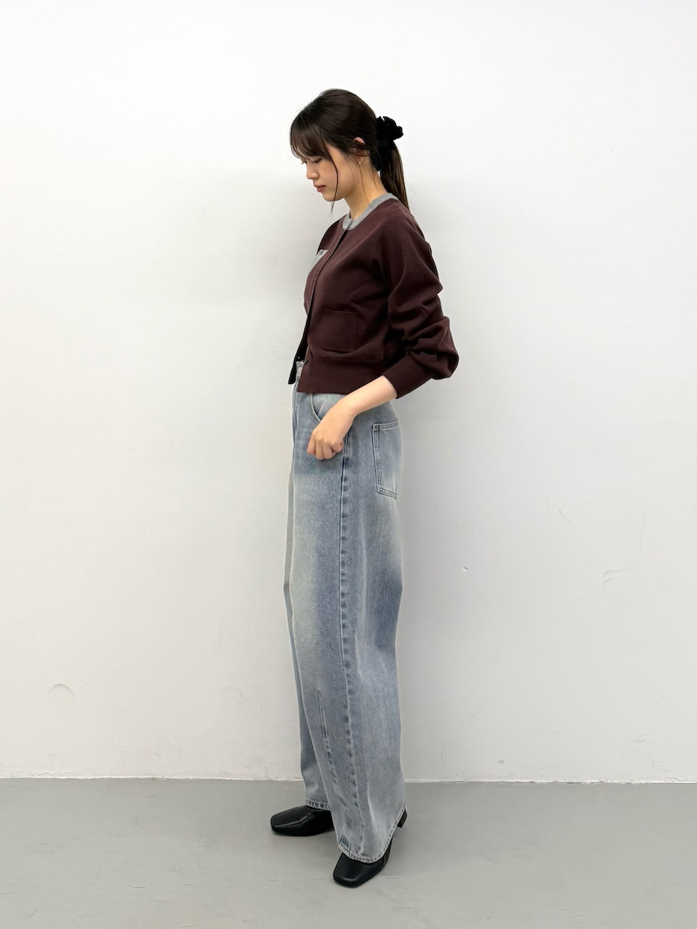 ブラウン系のカーディガン/ボレロ、ブラウン系のカーディガン/ボレロ、ブルー系のデニムパンツを着用したレディースの秋コーディネートの2枚目の写真