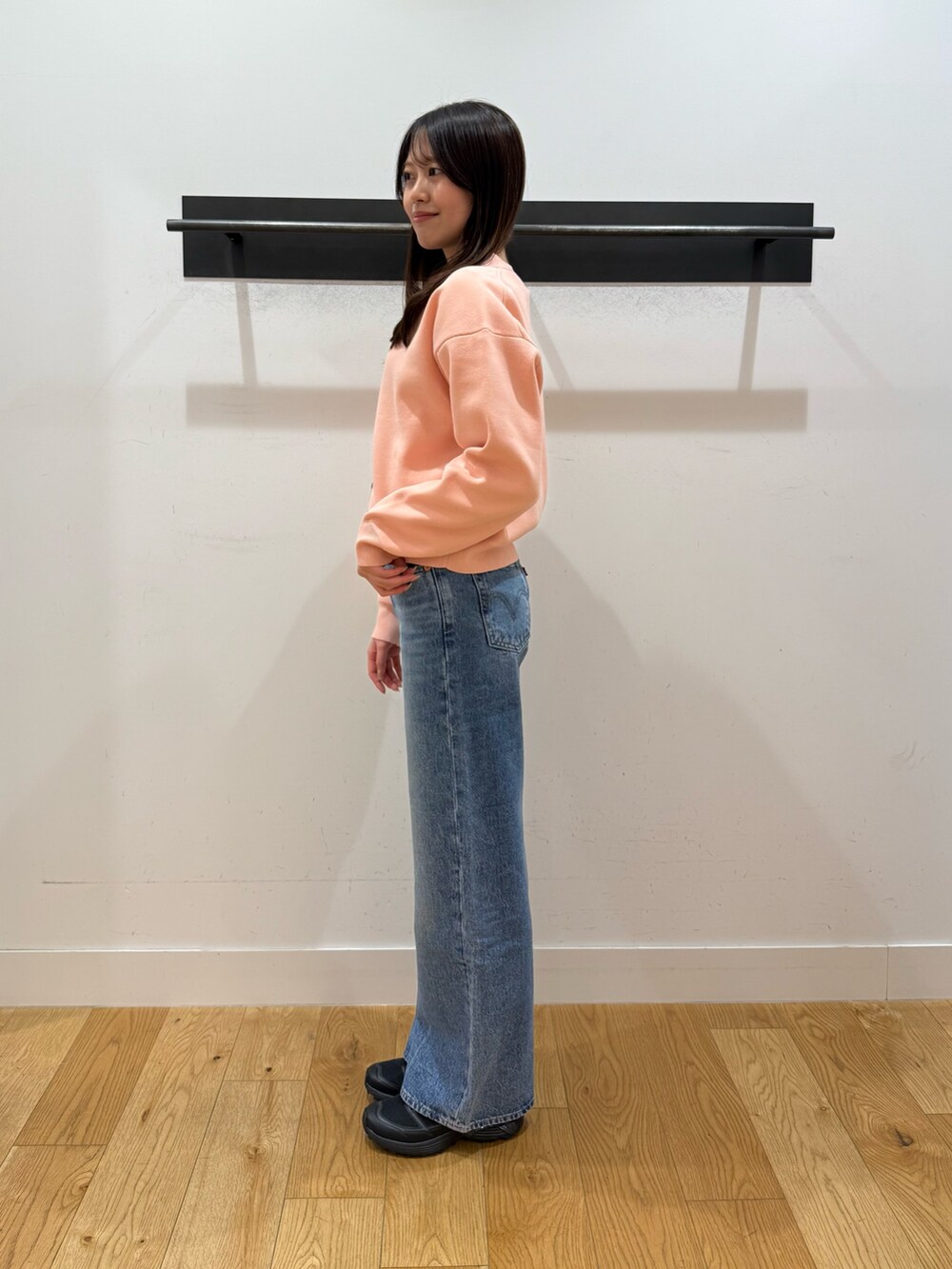 ピンク系のカーディガン/ボレロ、ピンク系のカーディガン/ボレロ、ブルー系のデニムパンツを着用したレディースの冬コーディネートの2枚目の写真