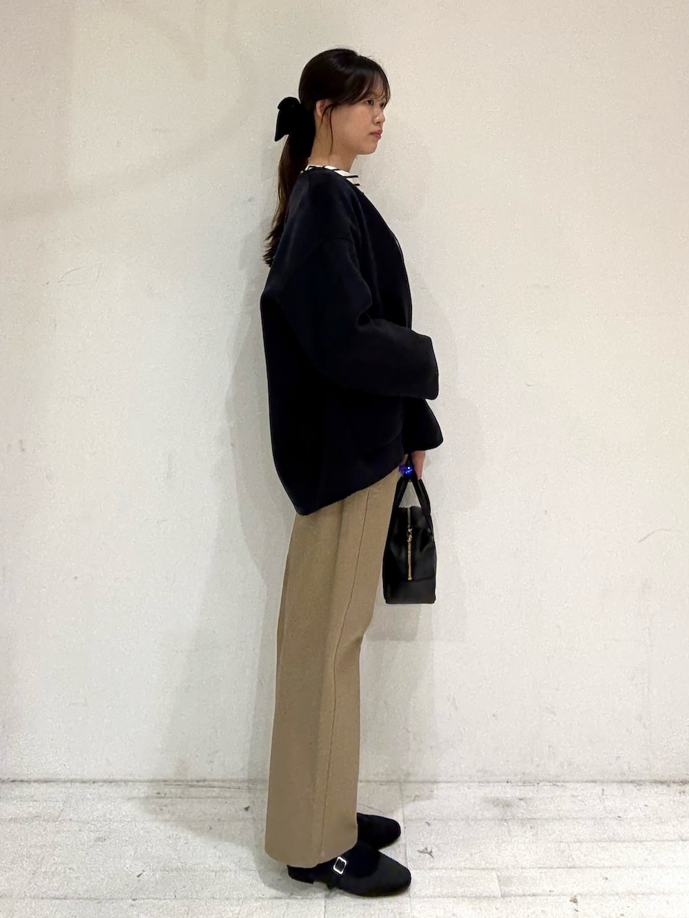 ブラック系のTシャツ/カットソー、その他のTシャツ/カットソー、ブルー系のその他アウターを着用したレディースの秋コーディネートの3枚目の写真