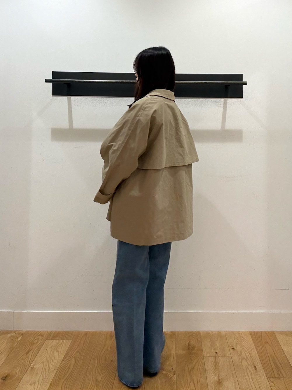 ベージュ系のステンカラーコート、ベージュ系のステンカラーコート、ブラック系のTシャツ/カットソーを着用したレディースの春コーディネートの4枚目の写真