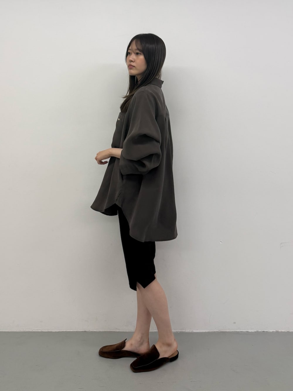 ブラウン系のシャツ/ブラウス、ブラウン系のシャツ/ブラウス、ブラック系のその他パンツを着用したレディースの夏コーディネートの2枚目の写真