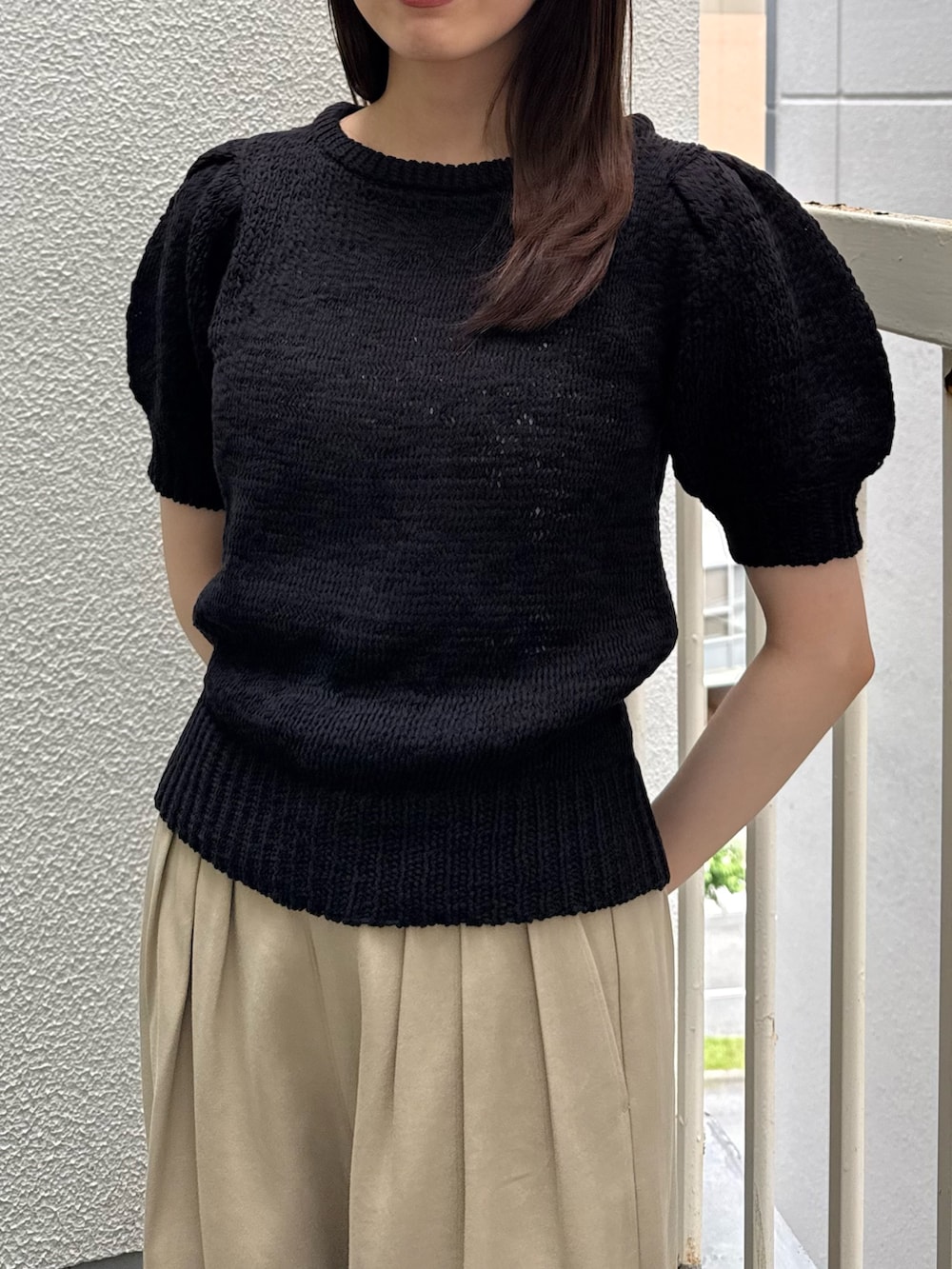 ブラック系のニット/セーター、ブラック系のニット/セーター、ベージュ系のその他パンツを着用したレディースの夏コーディネートの4枚目の写真