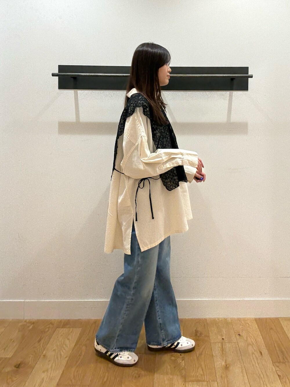 ホワイト系のシャツ/ブラウス、ホワイト系のシャツ/ブラウス、ブルー系のデニムパンツを着用したレディースの冬コーディネートの3枚目の写真